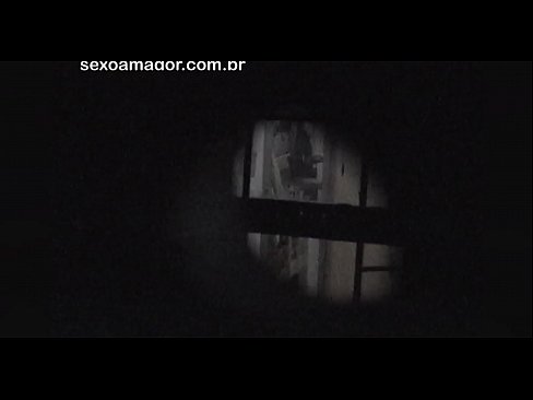 ❤️ Blondínka sa nechá tajne natáčať voyerom zo susedstva ukrytým za dutými tehlami Šukanie video na nás ❌❤