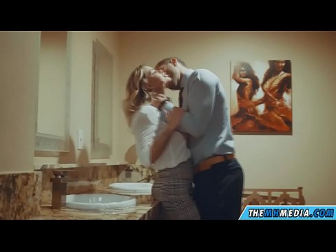 ❤️ Keď vás prsnatá blondínka zvádza na verejných toaletách Šukanie video na nás ❌❤